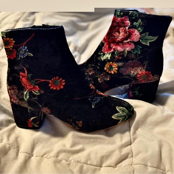 💥NWOT💥 Floral ankle booties never worn - Picture 5 of 10